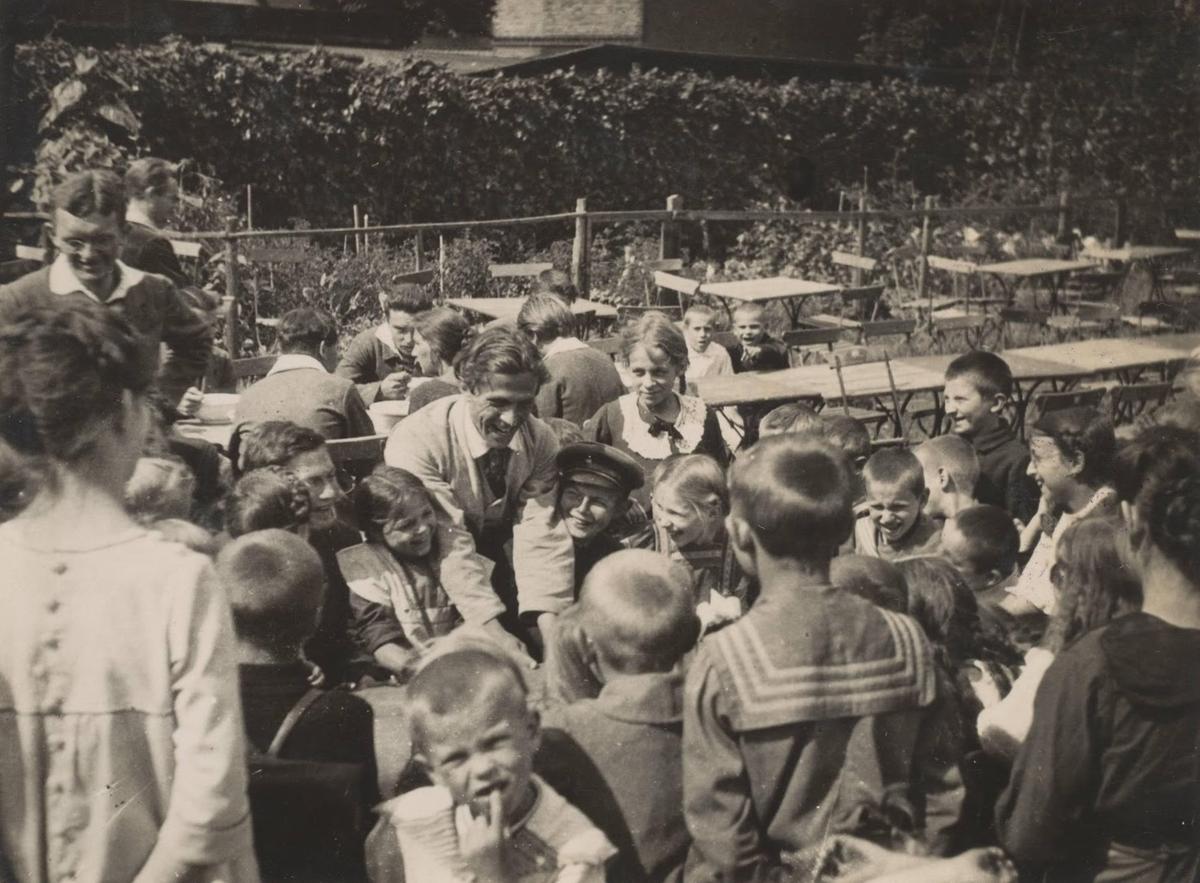 <p>Muck playing with children in a garden in Eisenach.</p>