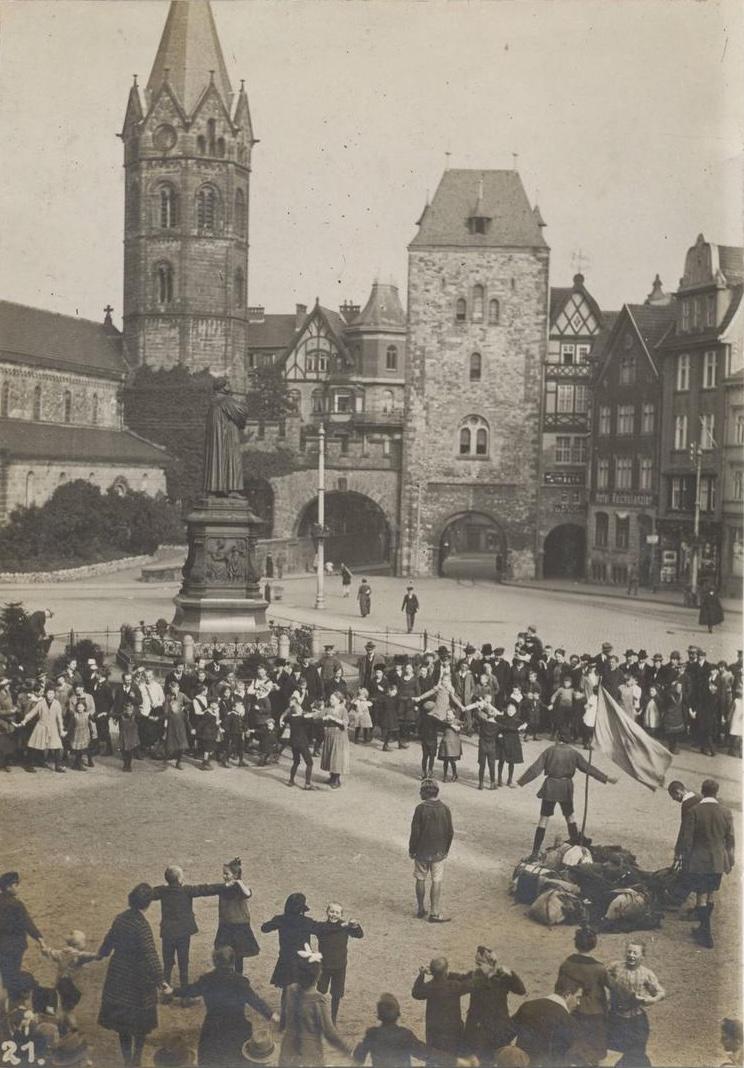 <p>Julius Groß does not seem to travelled with the New Crowd on their long march. The next photographs in his collection were taken at the end of the journey in the town of Eisenach. This one shows the people of Eisenach dancing around the blue flag of the New Crowd in October 1920.</p>