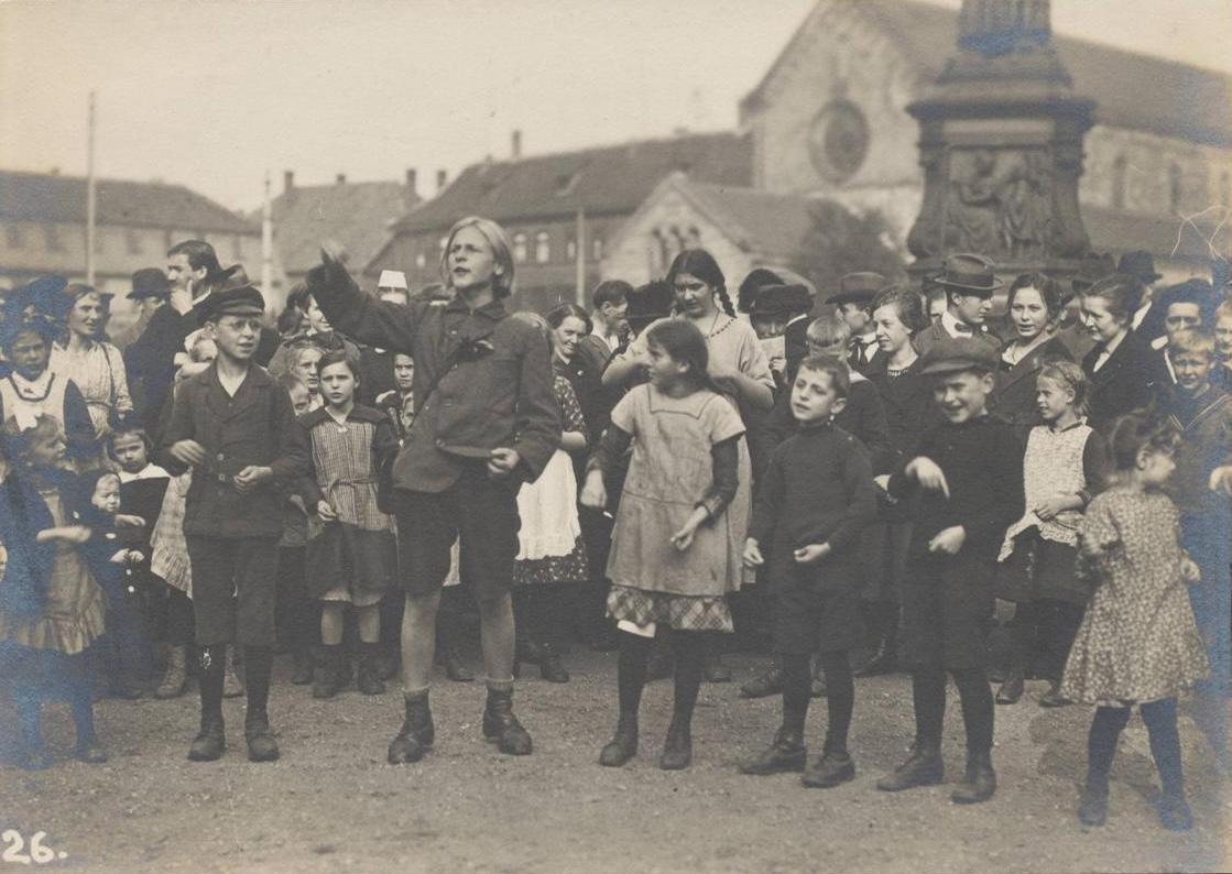 <p>One of the leaders of the New Crowd, 18-year-old Erich Geyer, announces the ir arrival in a town in Thuringia.</p>