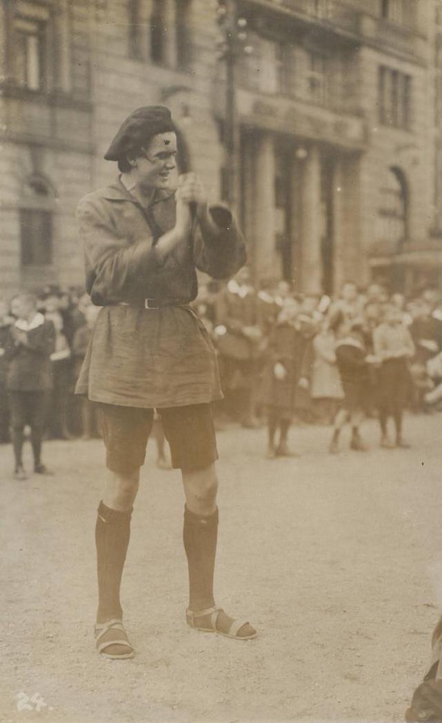 <p>This is the man leading the dancing in Picture 10 - Heiner Rösner, the tallest member of the New Crowd.</p>