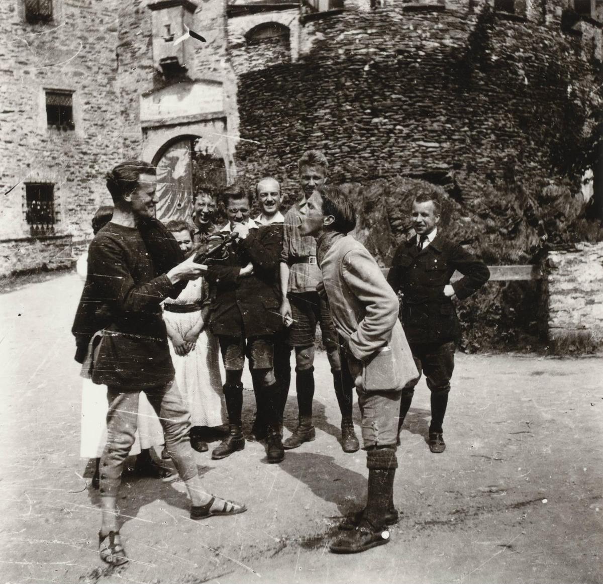 <p>Taken in the previous year, at a conference of the Young Germans in Lauenstein in August 1919, this photograph shows Muck’s clownish side.</p>