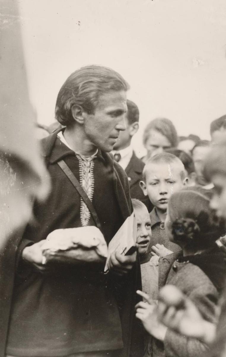 <p>Also taken in Eisenach, this photograph of Muck-Lamberty shows him wearing the blue smock for which he was famous.</p>