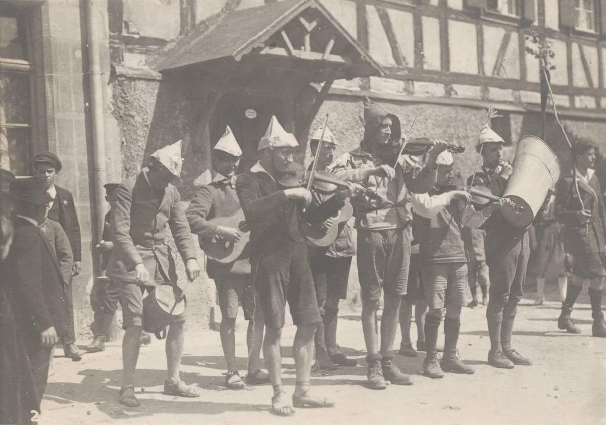 <p>The Wandervögel paraded through the streets of Kronach in carnival fashion. Some groups made rough music with fiddles, guitars and dustbins….</p>