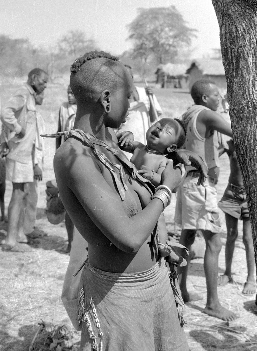 Mursi mother and child