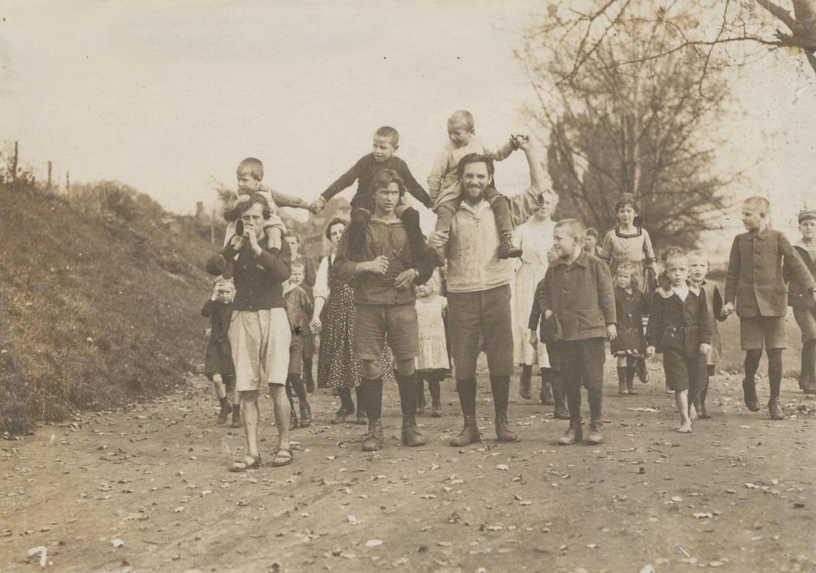 <p>The New Crowd enters a village in Thuringia in June 1920. Muck-Lamberty is on the left, blowing the hunting horn that he used to announce their arrival in every town and village on their long march.</p>