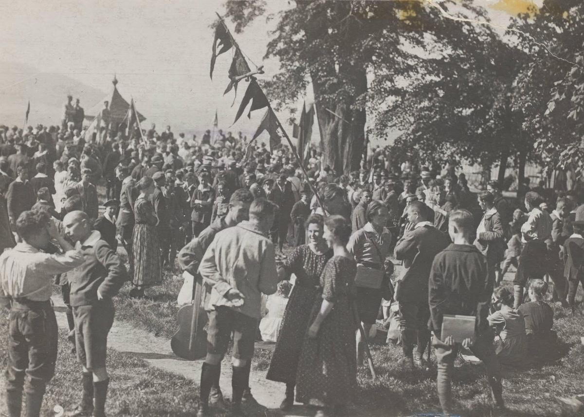 <p>The Wandervögel made their way from the railway station to the grounds of Kronach castle, where many members met up for the first time since the start of the World War. Groß titled this photograph ‘The joy of reunion.’</p>