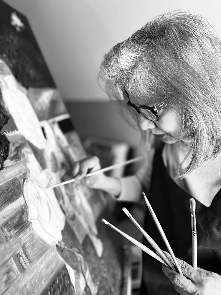 Sandy Howarth painting in her studio